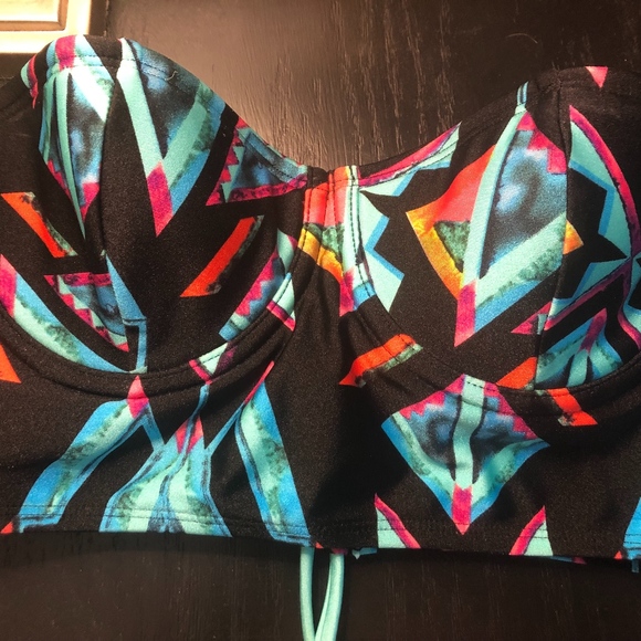 Retro-patterned bathing suit crop top - Picture 2 of 3